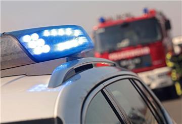 Das Blaulicht eines Polizeifahrzeuges und ein Feuerwehrfahrzeug im Anriss. 