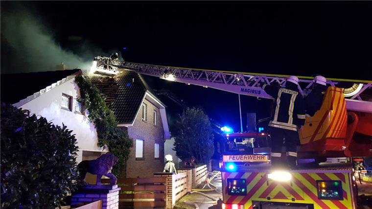 Wulsdorf: Auto brennt in Carport - Flammen greifen auf Haus über Feuer in Bremerhaven-Wulsdorf: Ein Einfamilienhaus ist jetzt unbewohnbar.