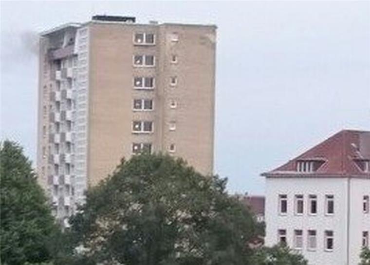 Wohnung in Bremerhaven-Mitte brennt Feuer in der Deichstraße in Bremerhaven: Rauch dringt aus dem elften Stock.