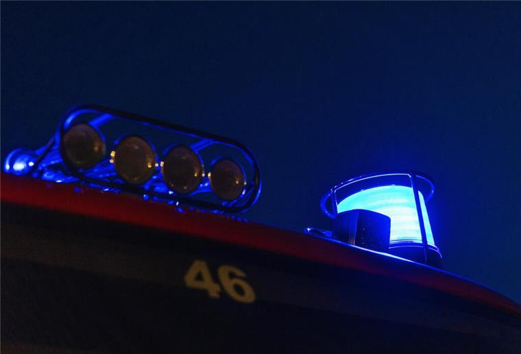 Nächtlicher Brand in Flüchtlingsunterkunft sorgt für Großeinsatz Ein Blaulicht ist auf einem Feuerwehr-Einsatzfahrzeug montiert.