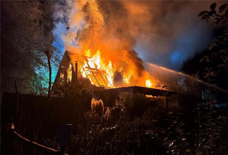 Ein Einsatzfahrzeug der Feuerwehr. (zu dpa: «Brand in Entsorgungsfirma - Nachlöscharbeiten dauern an»)