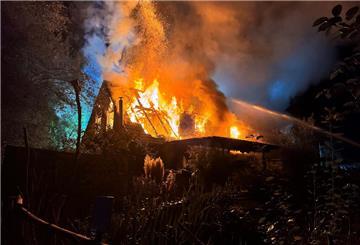 Ein Einsatzfahrzeug der Feuerwehr. (zu dpa: «Brand in Entsorgungsfirma - Nachlöscharbeiten dauern an»)