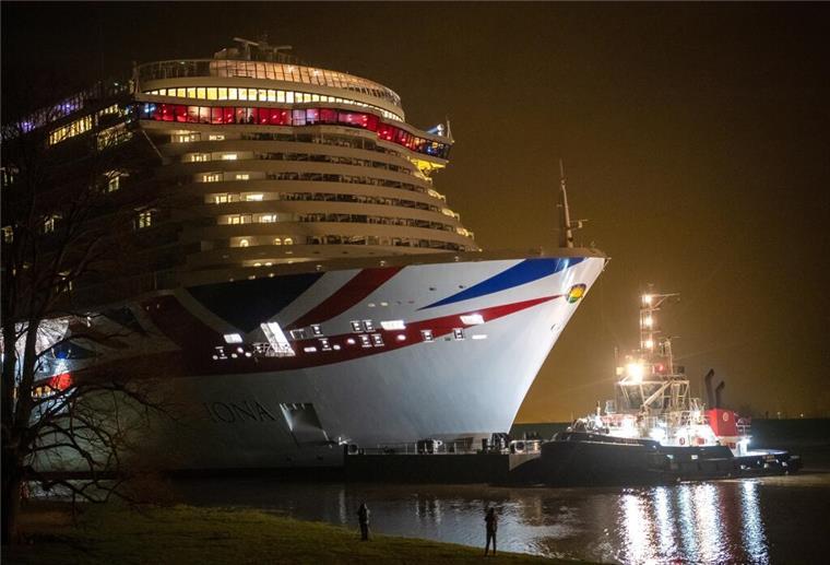 Feueralarm mitten auf der Nordsee! Norwegen-Kreuzfahrt endet mit Schreckmoment Zuschauer stehen auf dem Deich vor dem neuen Kreuzfahrtschiff «Iona», das von einem Schlepper von der Meyer-Werft in die Ems gezogen wird.