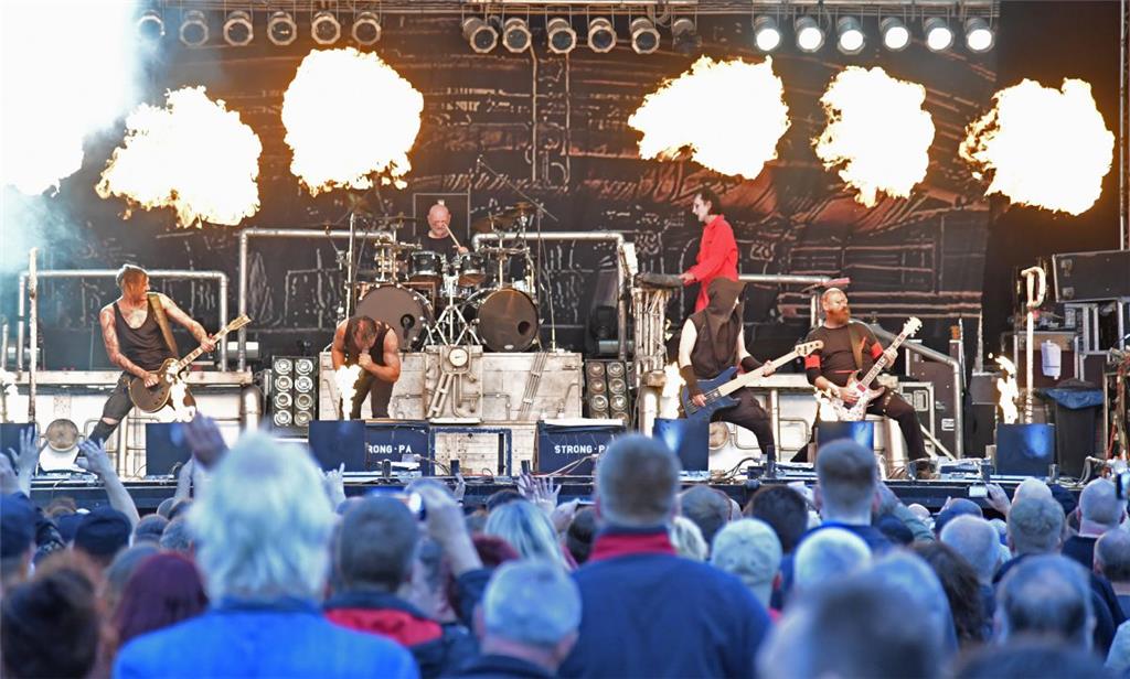 Feuerbälle bei Stahlzeit in Bremerhaven. Foto: Scheschonka