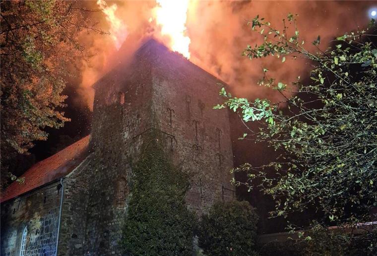 Bildnachweis: Feuerwehr Bremerhaven.Bildunterschrift: Brand Kirche Bremerhaven Wulsdorf