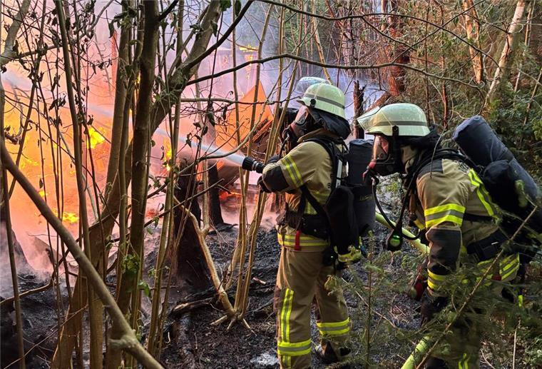 Brand im Kleingartengebiet: Einsatzkräfte löschen Brand in Bremerhaven Feuerwehr stoppt Flammen in Gartenlaube.