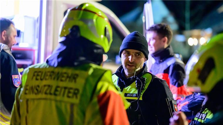 Feuerwehr und Polizei vor dem Wohnhaus der Familie, die drinnen einen Grill aufgebaut hatte. 