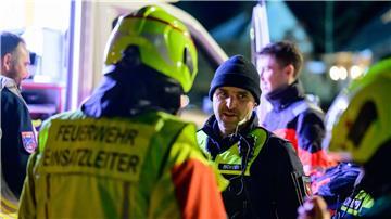 Feuerwehr und Polizei vor dem Wohnhaus der Familie, die drinnen einen Grill aufgebaut hatte. 