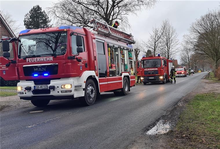 Feuerwehr und Schornsteinfeger entdeckten am Schornstein einen Schwelbrand.