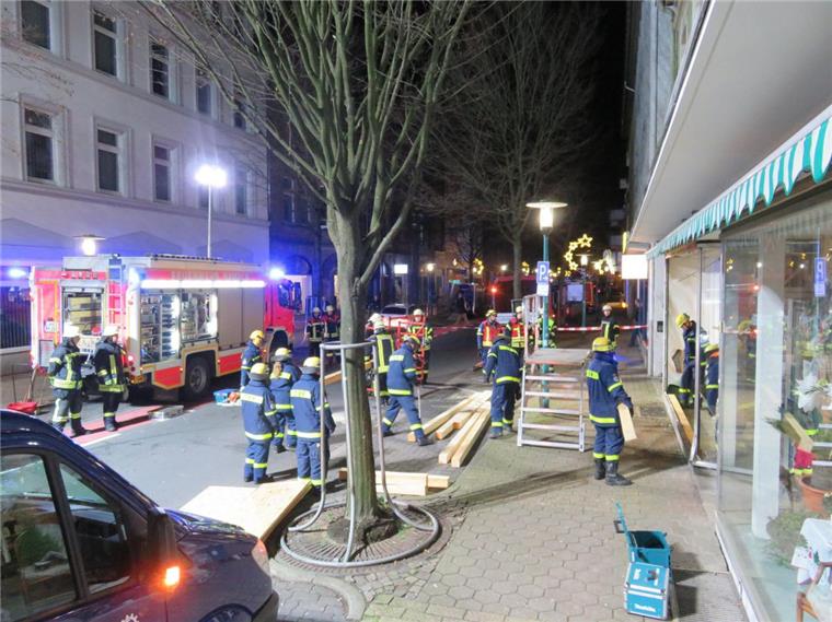 Hameln: Senior (89) fährt beim Einparken in Blumenladen Feuerwehr und Technisches Hilfswerk sicherten nach dem Unfall in Hameln die Front des Blumenladens.
