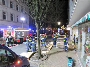 Feuerwehr und Technisches Hilfswerk sicherten nach dem Unfall in Hameln die Front des Blumenladens.