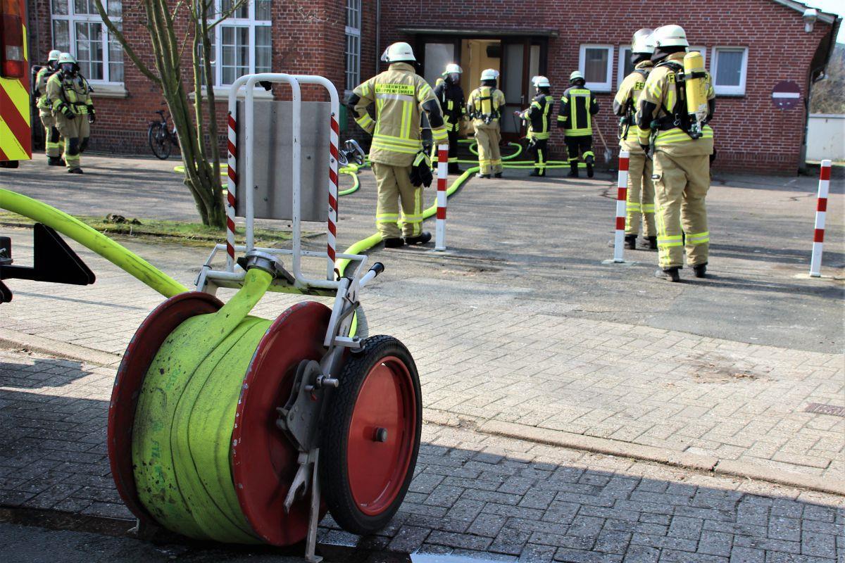 Rodenkirchen: Brand in der Toilette der Oberschule Feuerwehreinsatz an der Oberschule Rodenkirchen: Dort brannte es in der Toilettenanlage.