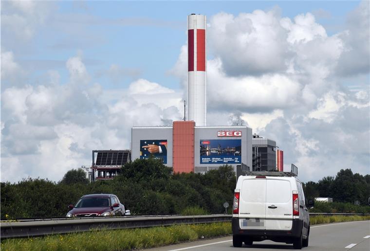 Bremerhaven: Feuer in Müllbunker bei der MBA Feuerwehreinsatz auf dem Gelände der Müllverbrennungsanlage in Bremerhaven.
