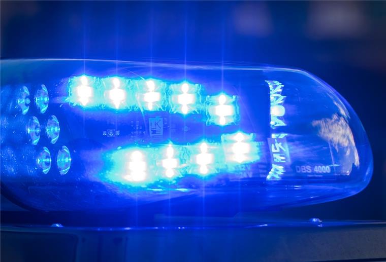 Geestemünde: Gartenlaube komplett niedergebrannt Blaulicht auf Auto
