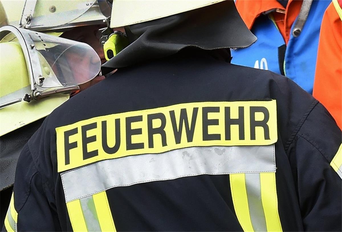 Feuer in Lehe: Katzen werden zu Lebensrettern Der Schriftzug Feuerwehr steht während einer Rettungs-Übung an der Jacke eines Feuerwehrmannes.