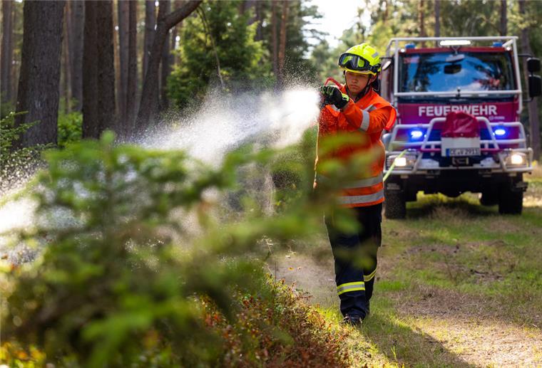 Feuerwehr in Niedersachsen fordert bessere Ausrüstung Feuerwehrkräfte üben den Einsatz vom Waldbrandtanklöschfahrzeug CCFM 3000.