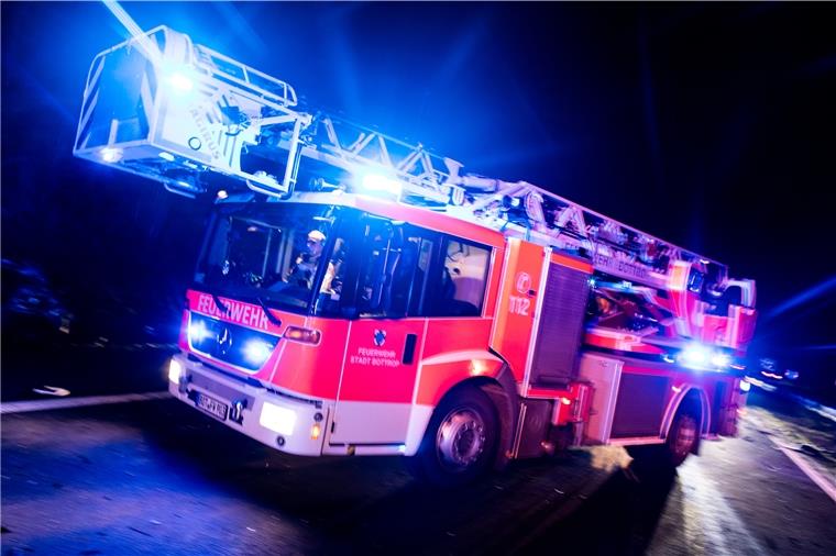 Rotenburg: Feuerwehrleute befreien Kind aus brennender Wohnung Feuerwehrleute befreiten das vierjährige Kind aus der verrauchten Wohnung.