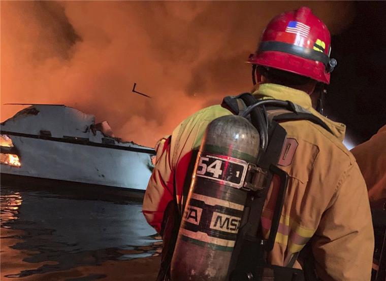 Feuer auf Boot vor der Küste Kaliforniens – Tote befürchtet Feuerwehrleute bekämpfen den Bootsbrand vor der Küste Südkaliforniens.