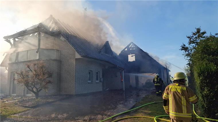 Einfamilienhausbrand in Garrel: Halbe Million Euro Schaden Feuerwehrleute bekämpfen den Brand eines Wohnhauses im Landkreis Cloppenburg.