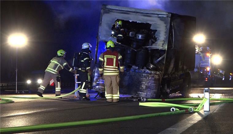 Feuerwehrleute bergen den Anhänger eines Lastwagens mit 5000 Litern Bier, der auf der Autobahn 1 bei Osnabrück komplett ausgebrannt ist.

