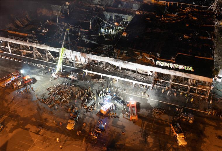Feuerwehrleute des staatlichen ukrainischen Katastrophenschutzes arbeiten an einem Brand in einem Einkaufszentrum nach einem Raketenangriff in Krementschuk, Ukraine.