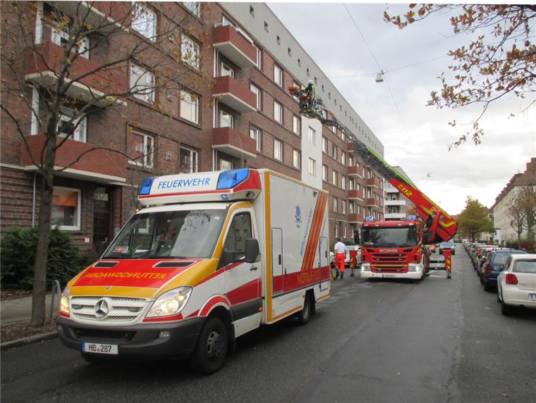 Notfall in Mitte: Feuerwehr rettet Mann mit Drehleiter aus 5. Stock Feuerwehrleute haben eine Person per Drehleiter in der Bürgermeister-Smidt-Straße gerettet.