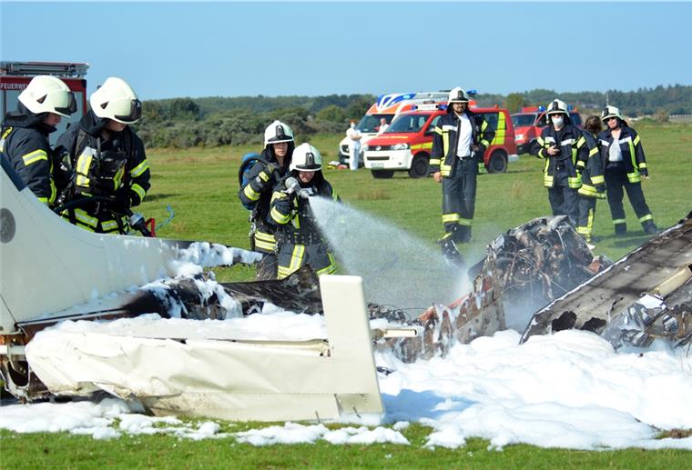 Sportflugzeug stürzt auf Borkum ab Feuerwehrleute löschen auf Borkum ein in Brand geratenes Flugzeug.