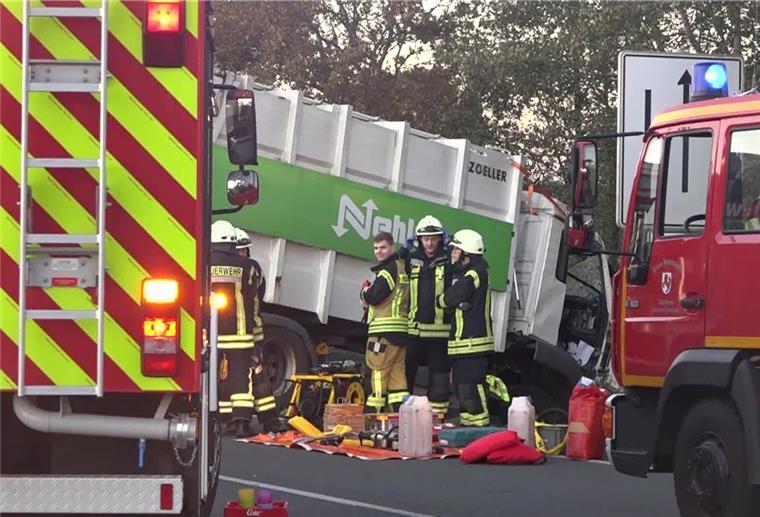 Verkehrsunfall in Jever: Drei Menschen sterben Feuerwehrleute stehen neben einem verunglückten LKW. Bei einem Verkehrsunfall im friesischen Jever sind drei Menschen ums Leben gekommen.