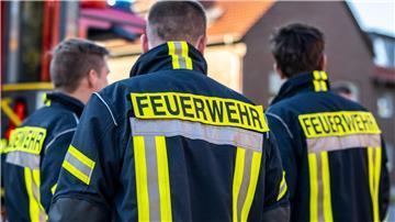 Feuerwehrleute stehen zusammen, um den Einsatz zu besprechen.