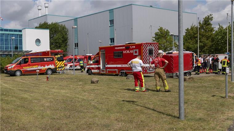Feuerwehrleute und andere Einsatzkräfte sind nach dem Vorfall mit Gefahrstoffen im Einsatz.