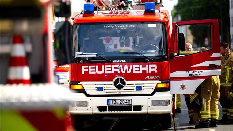 Feuerwehrleute und Polizisten brachten die Bewohner des Hauses in Sicherheit. (Symbolbild)