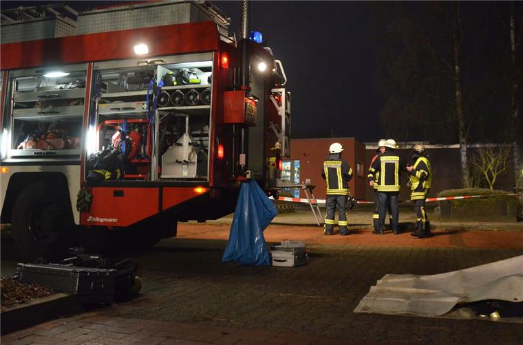 Zeven: Hallenbad wegen Chlorgas-Alarm geräumt Feuerwehrleute und -wagen stehen vor dem Hallenbad in Zeven.