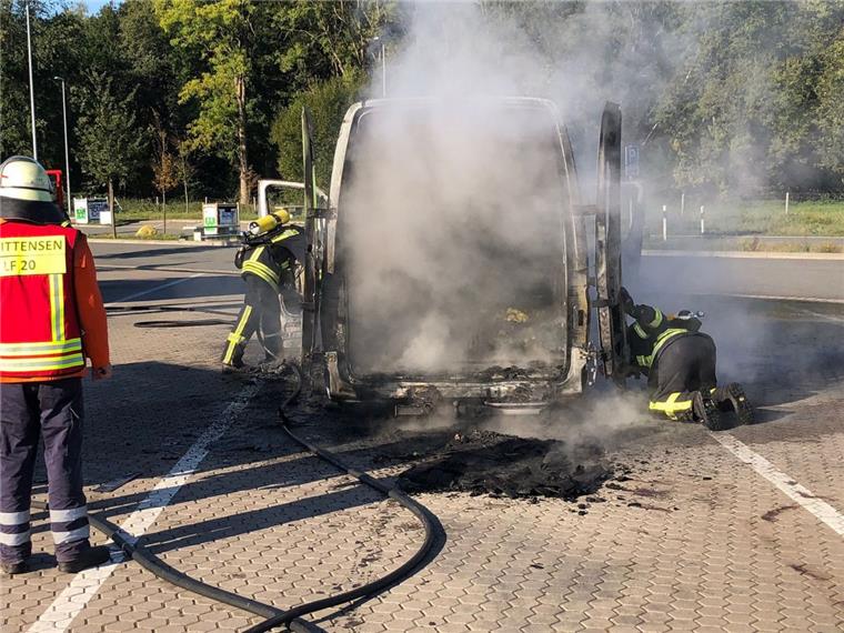 Bockel: Lieferwagen mit Kartoffeln brennt völlig aus Feuerwehrleute untersuchen den ausgebrannten Lieferwagen auf versteckte Glutnester.