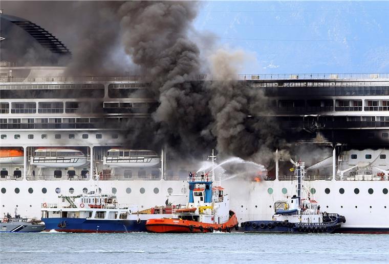 Feuerwehrleute versuchen von Schiffen aus das Feuer auf der «MSC Lirica» zu löschen.