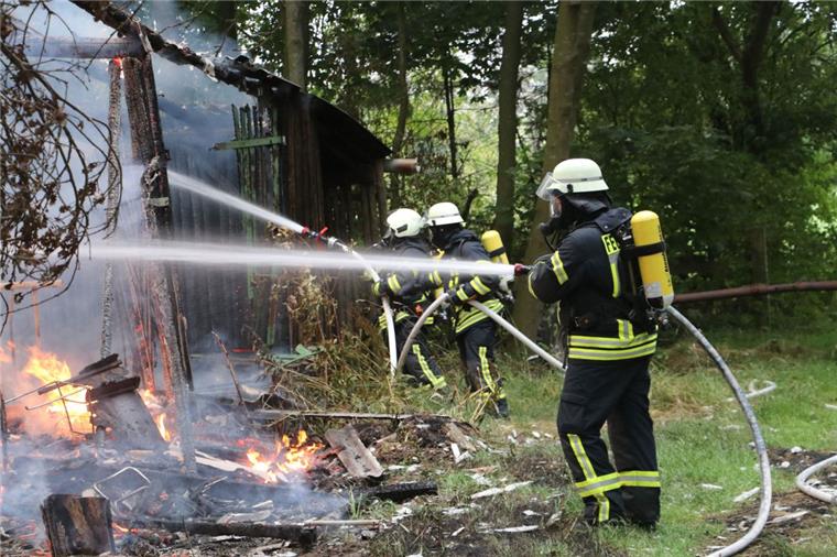 Scheune brennt zwischen Spaden und Wehden ab Feuerwehrmänner löschn die brennende Scheune.