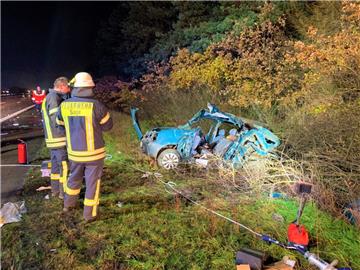 Feuerwehrmänner stehen an der Unfallstelle an der A29 bei Großenkneten.