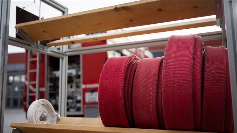Millionenschaden nach Brand in Trocknungswerk Feuerwehrschläuche liegen nebeneinander.