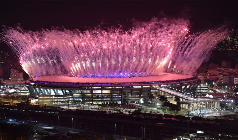 Olympia 2016: Funke der Eröffnungsfeier springt auf deutsches Team über Feuerwerk erleuchtet während der Eröffnungsfeier der Olympischen Spiele in Rio de Janeiro den Himmel über dem Maracanã-Stadion.