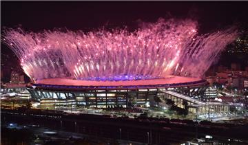Feuerwerk erleuchtet während der Eröffnungsfeier der Olympischen Spiele in Rio de Janeiro den Himmel über dem Maracanã-Stadion.