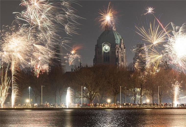 Silvester: Innenministerin Behrens gegen ein Böllerverbot Feuerwerk explodiert am Himmel über dem Maschsee und dem Neuen Rathaus in Hannover.