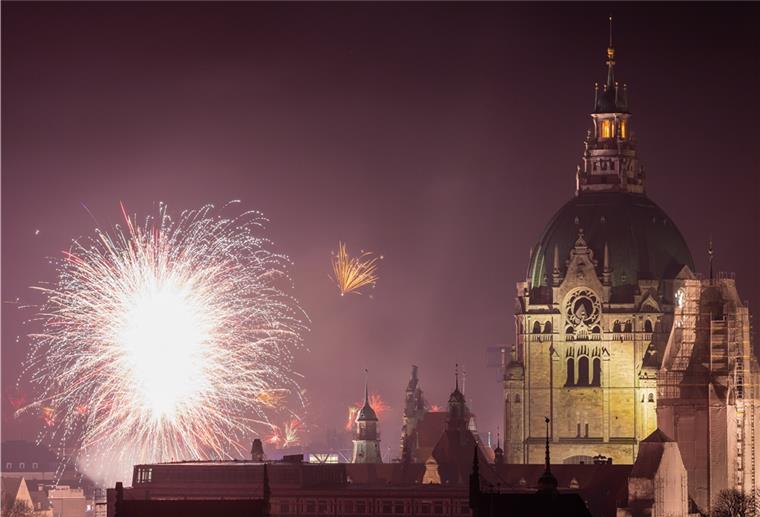 Feuerwerk explodiert in der vergangenen Silvesternacht neben der Kuppel des Neuen Rathausesin Niedersachsens Hauptstadt Hannover. Auch in diesem Jahr ist das nun erlaubt.
