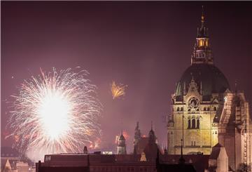 Feuerwerk explodiert in der vergangenen Silvesternacht neben der Kuppel des Neuen Rathausesin Niedersachsens Hauptstadt Hannover. Auch in diesem Jahr ist das nun erlaubt.
