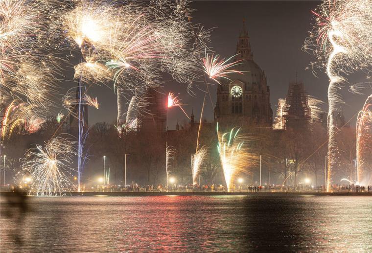 Niedersachsens Ministerpräsident Weil ist klar gegen ein allgemeines Böllerverbot Feuerwerk explodiert am Himmel über dem Maschsee und dem Neuen Rathaus in Hannover