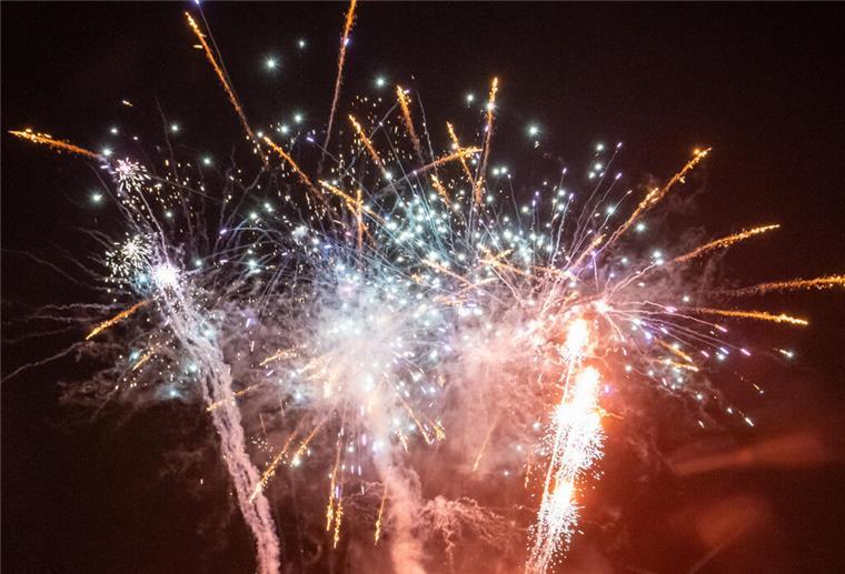 Werder-Fans feiern Vereinsgeburtstag mit illegalem Feuerwerk: Anzeige ist raus Feuerwerk wie dieses haben Werder-Fans zu Ehren ihres Lieblingsvereins gezündet (Das Symbolbild stammt von der Testvorführung des letztjährigen Comet-Silvesterfeuerwerks).