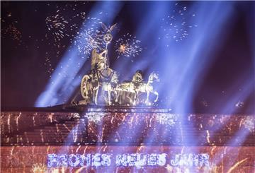 Feuerwerkskörper werden während der ZDF-Silvester-Show vor dem Brandenburger Tor abgefeuert. Die Show wird live im Fernsehen ausgestrahlt.
