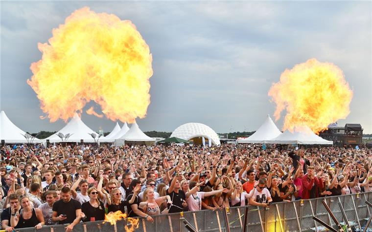 Ferdinands Feld lockt Elektromusik-Fans auf den Rotenburger Flugplatz Feurig: Elektronische Tanzmusik ist Sonnabend auf dem Rotenburger Flugplatz angesagt. Bis zu 15.000 Besucher werden erwartet.