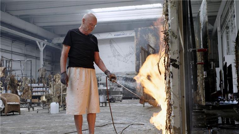Poetische Doku von Wim Wenders über Anselm Kiefer Feurige Kunst: Wim Wenders zeigt Anselm Kiefer bei der Arbeit.