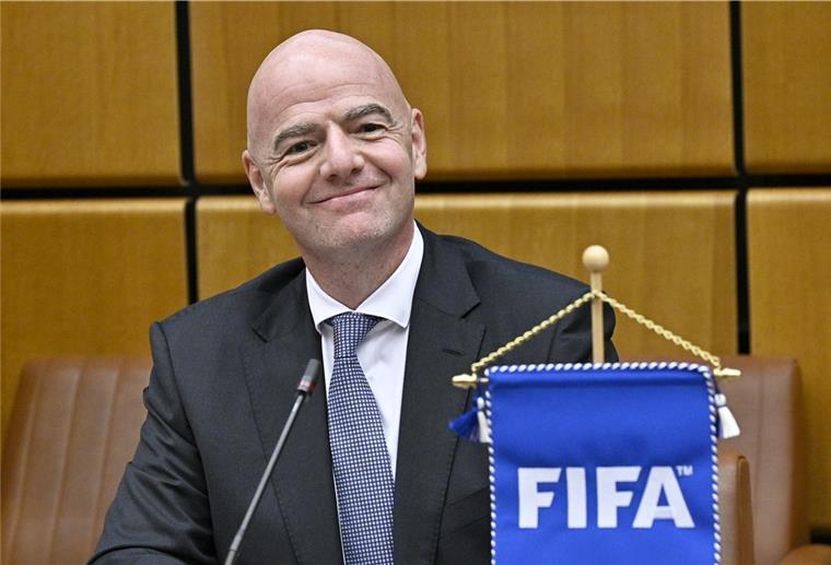 Fifa möchte die Fußball-WM alle zwei Jahre Fifa-Präsident Gianni Infantino wirbt dafür, die Fußball-WM alle zwei statt alle vier Jahre auszutragen.