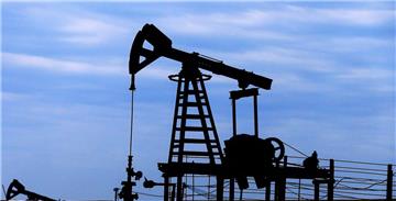 FILE - Oil pumps in Baku, Azerbaijan, 28 June 2015. Baku, the capital of Azerbaijan. Photo: EPA/ROBERT GHEMENT (zu dpa «Rohöl erholt sich leicht von erneutem Preisrutsch» vom 04.08.2015) +++(c) dpa - Bildfunk+++