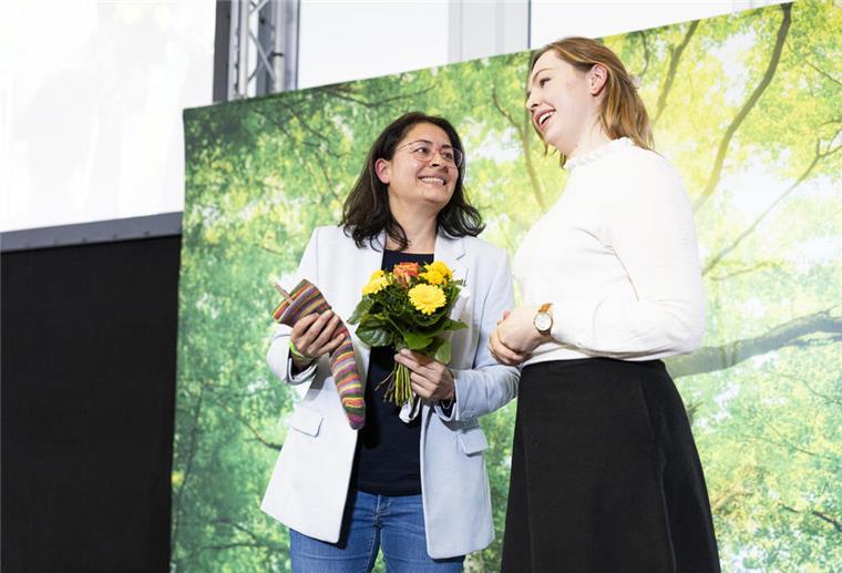 Mit Polat und Limburg: Grüne Niedersachsen starten in Wahlkampf 14.12.2024, Niedersachsen, Hannover: Filiz Polat (l, Bündnis 90/Die Grünen), vom Kreisverband Osnabrück-Land, und Greta Garlichs, Landesvorsitzende Bündnis 90/Die Grünen Niedersachsen, stehen nach Bekanntgabe der erfolgreichen Wahl von Polat für Platz 1 der Landesliste zur Bundestagswahl 2025 beim Landesparteitag von Bündnis 90/Die Grünen Niedersachsen auf der Bühne. Foto: Michael Matthey/dpa +++ dpa-Bildfunk +++